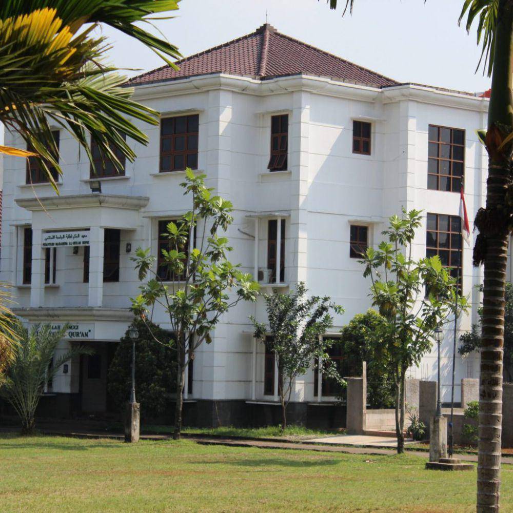 Gedung utama STKQ Al-Hikam Depok (stkq.alhikamdepok.ac.id)