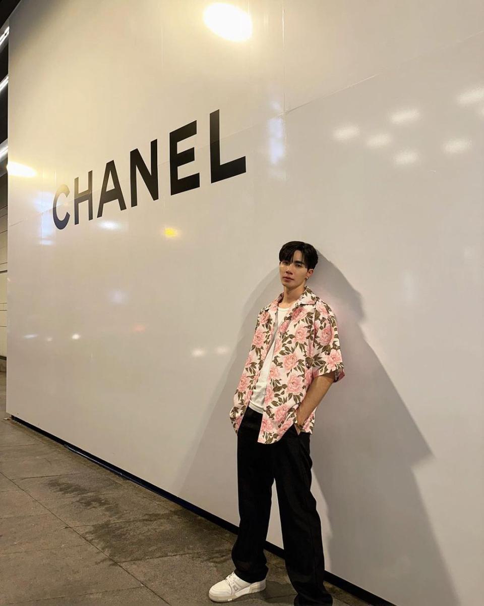 OOTD nuansa merah ala Zee Pruk (Instagram.com/zeepruk)