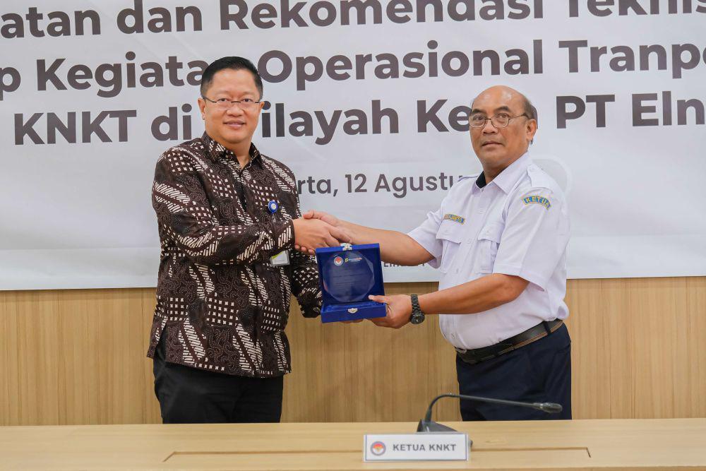 Direktur Utama PT Elnusa Petrofin, Doni Indrawan dan Ketua KNKT, Dr. Ir. Soerjanto Tjahjono. (dok Elnusa Petrofin)