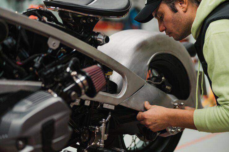Ilustrasi servis motor (freepik.com/ArthurHidden)