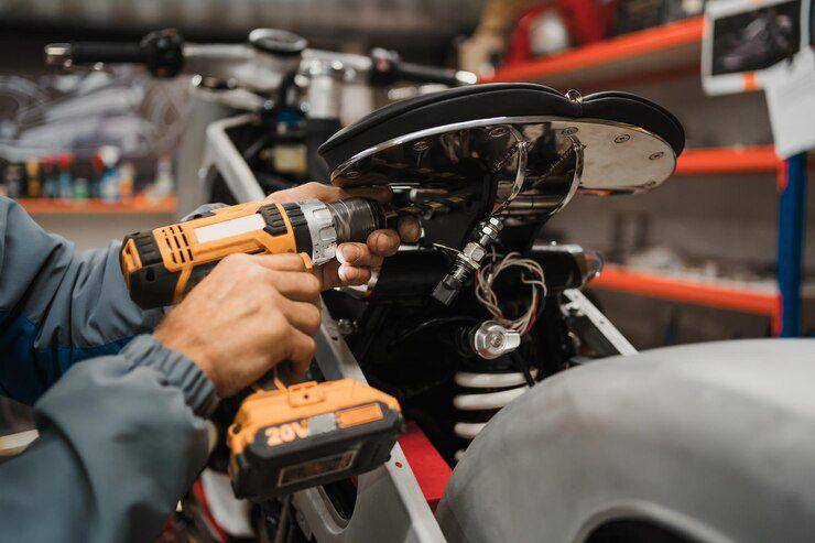 Ilustrasi servis motor (freepik.com/ArthurHidden)