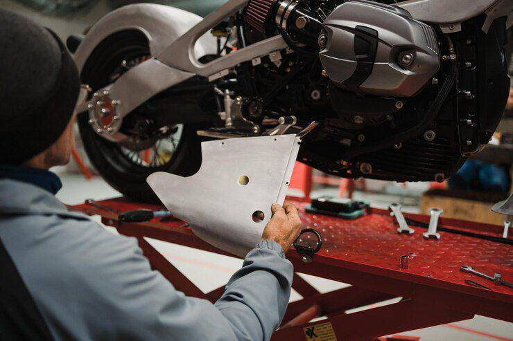 Ilustrasi servis motor (freepik.com/ArthurHidden)