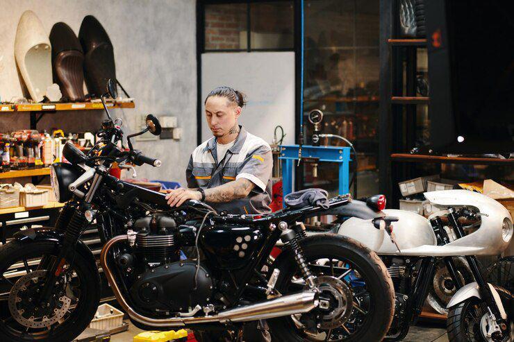 Ilustrasi bengkel motor (freepik.com/dragonimages)