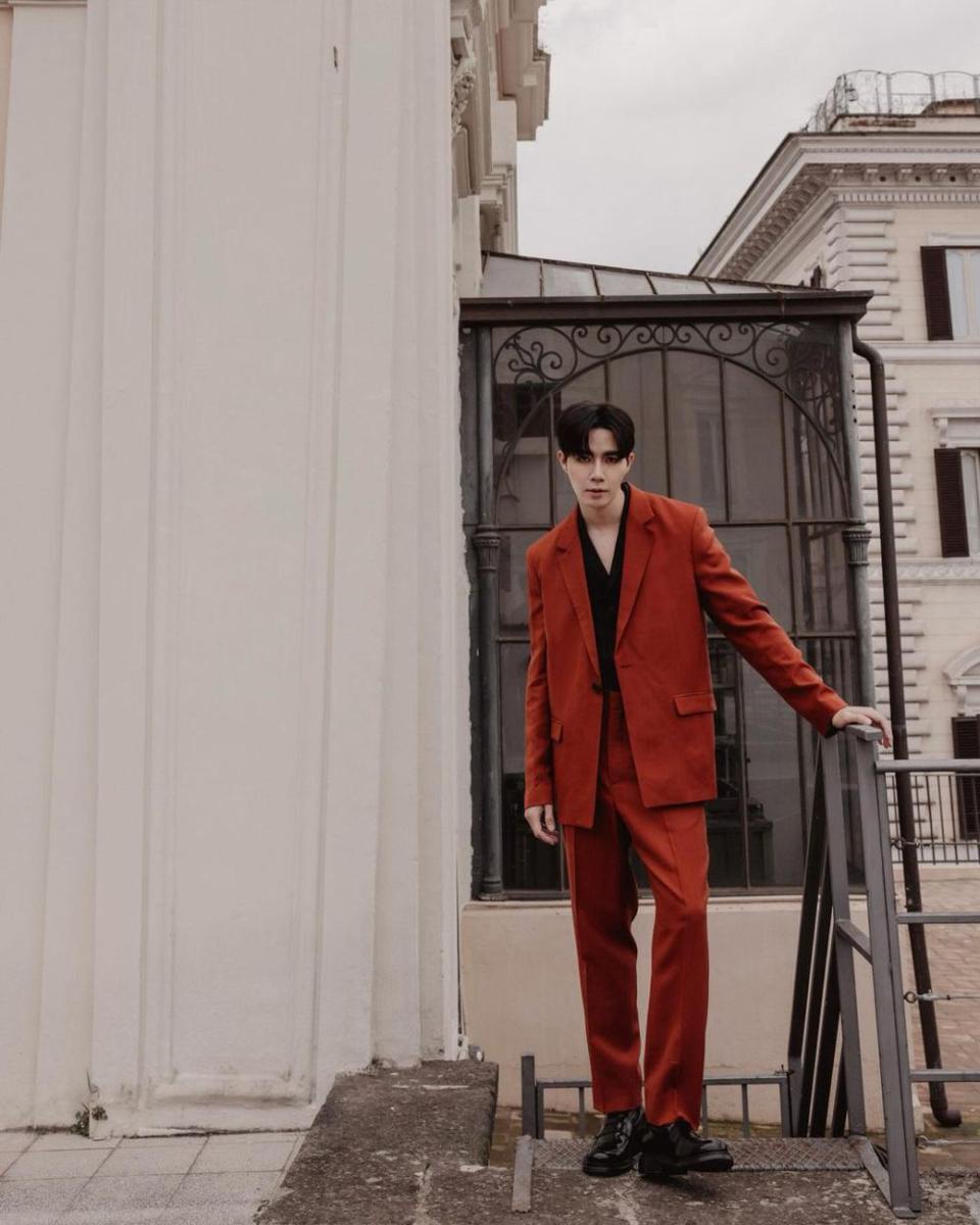 OOTD nuansa merah ala Zee Pruk (Instagram.com/zeepruk)