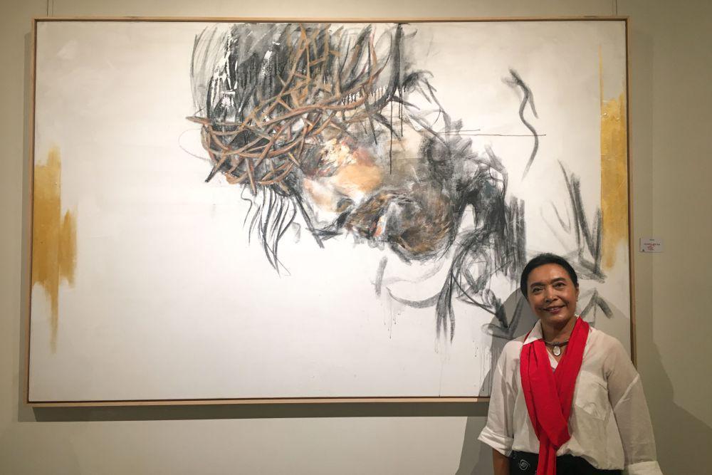 Ni Wayan Sutariyani atau Ni Way bersama salah satu karyanya (dok.pribadi/Natalia Indah)