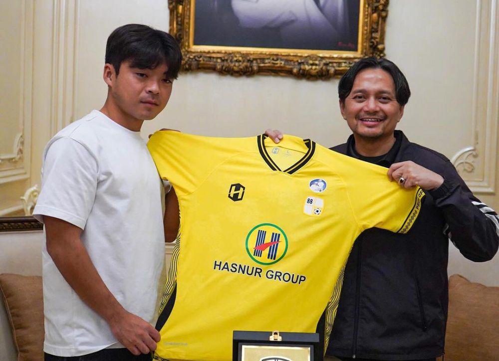 Moon Chi Sung (kiri) saat diperkenalkan oleh Barito Putera. (instagram.com/psbaritoputeraofficial)
