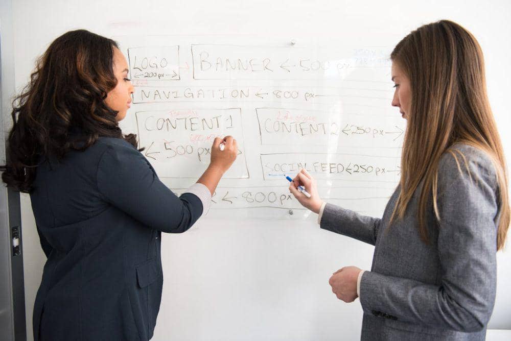 ilustrasi berdiskusi dengan rekan kerja. (pexels.com/ Christina Morillo)