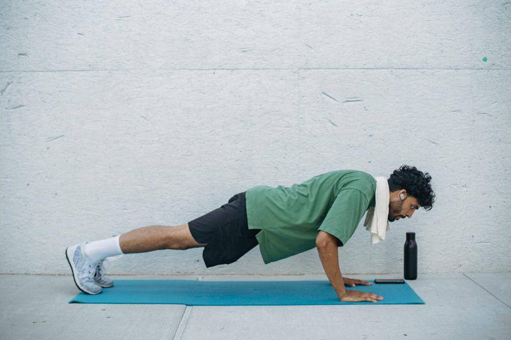 ilustrasi push up (pexels.com/Ketut Subiyanto)
