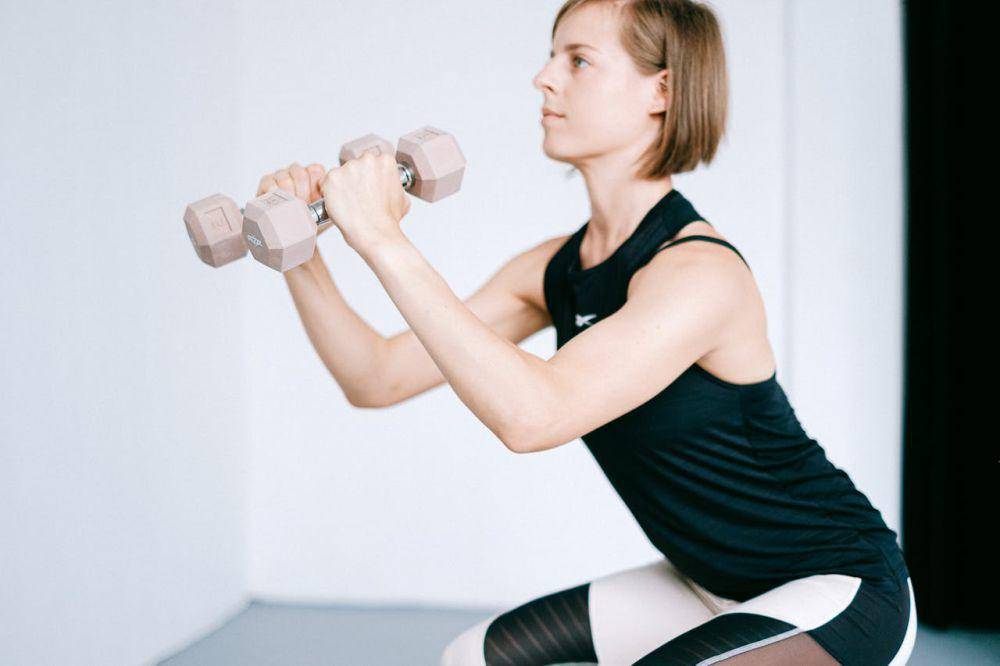 ilustrasi olahraga dengan dumbbell (pexels.com/Anna Shvets)