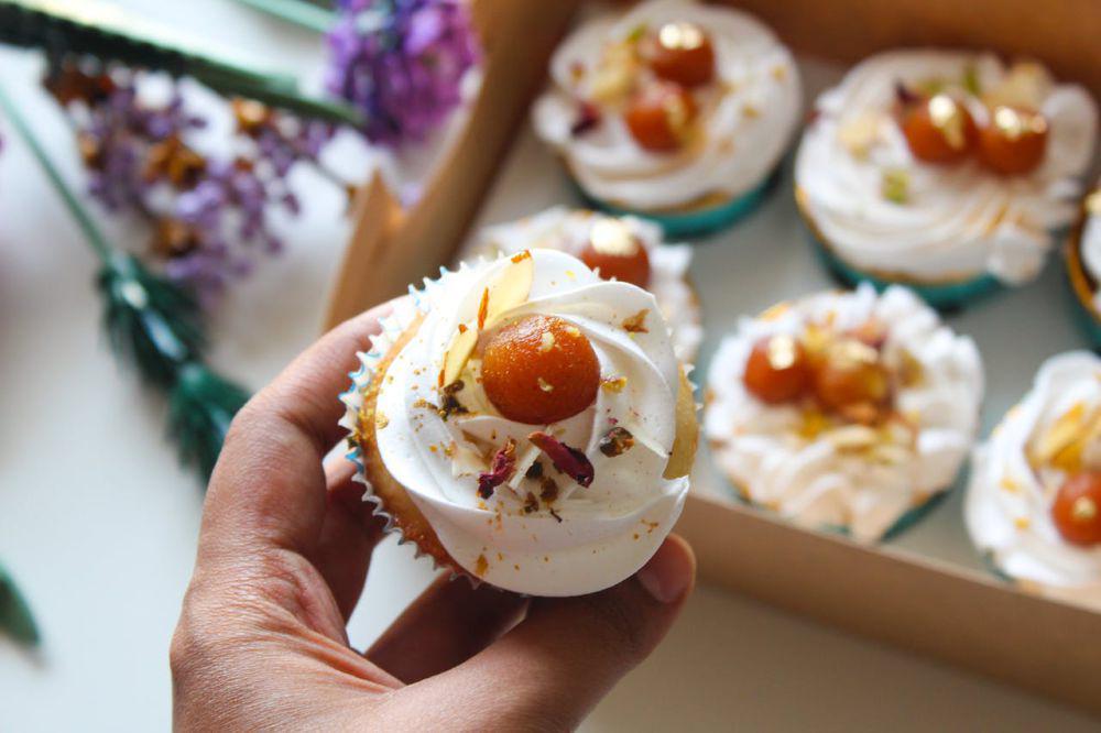 ilustrasi cupcake dengan aneka topping (pexels.com/Sparkling cakes)