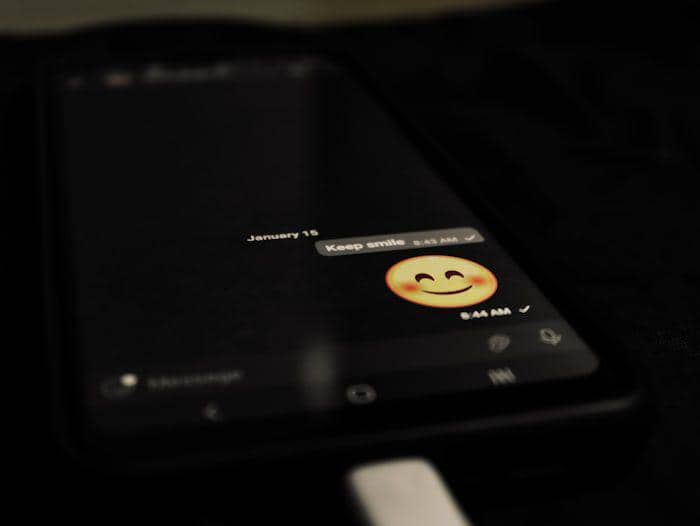 Ilustrasi Stiker Chat di WhatsApp