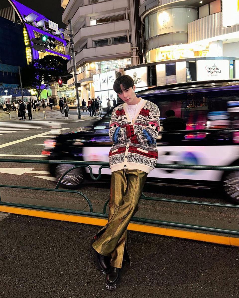 OOTD nuansa merah ala Zee Pruk (Instagram.com/zeepruk)