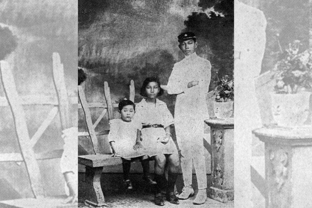 Komposer dan pencipta lagu Indonesia Raya, Wage Rudolf Soepratman, bersama dua adik perempuannya pada awal dekade 1920-an. (Wikimedia Commons)
