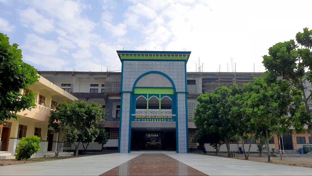 Halaman dan Gedung IIQ An-Nur Yogyakarta (febi.iiq-annur.ac.id)