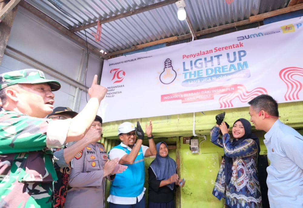 HUT RI, PLN Sambung Listrik Gratis untuk 326 Keluarga Prasejahtera