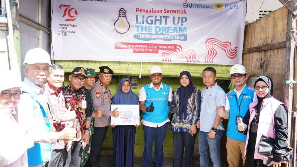 Jajaran Manajemen PLN UID Sulselrabar beserta Forkopimda Kota Makassar menyalakan bantuan pasang baru listrik gratis program Light Up The Dream di Kota Makassar (15/8). (Dok. Istimewa)
