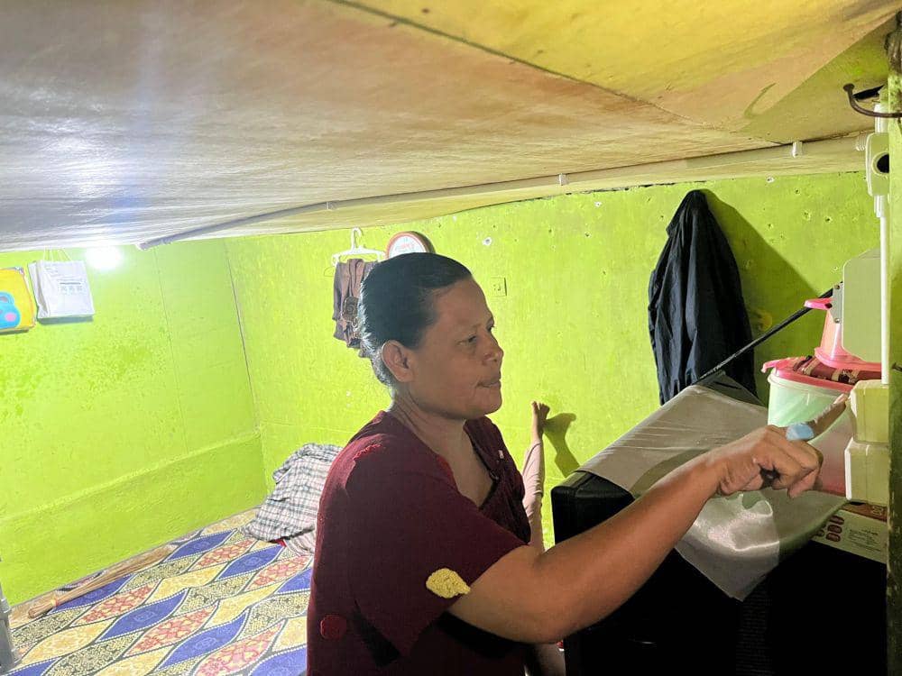 Hasbia, warga Kota Makassar tengah beraktivitas dan menikmati nyala listrik di malam hari berkat program bantuan pasang baru listrik gratis dari PLN, Light Up The Dream. (Dok. Istimewa)