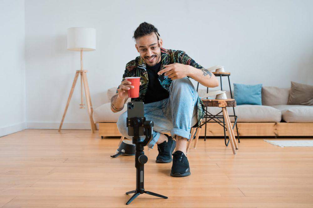 ilustrasi seorang influencer TikTok (pexels.com/Ron Lach)