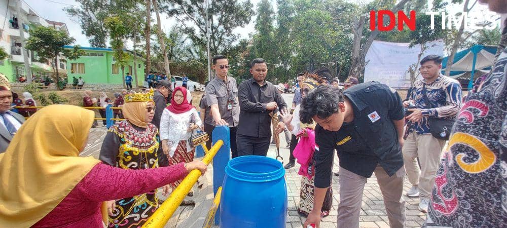 Rektor Unila Prof. Lusmeilia Afriyani bersama civitas akademika, himpunan mahasiswa Teknik serta Pertanian melakukan penuangan cairan Eco-Enzyme secara langsung di Embung Rusunawa Unila (IDN Times/Silviana)