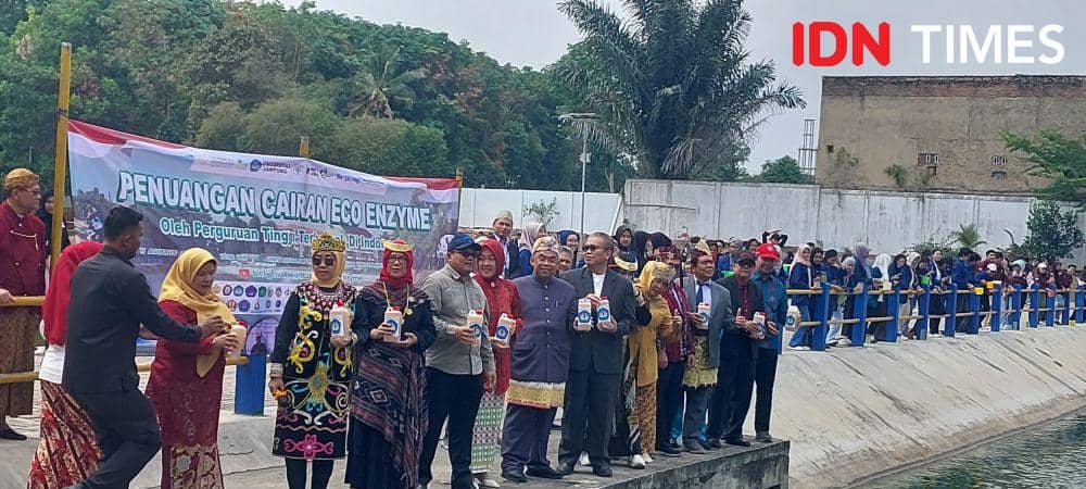 Rektor Unila Prof. Lusmeilia Afriyani bersama civitas akademika, himpunan mahasiswa Teknik serta Pertanian melakukan penuangan cairan Eco-Enzyme secara langsung di Embung Rusunawa Unila (IDN Times/Silviana)