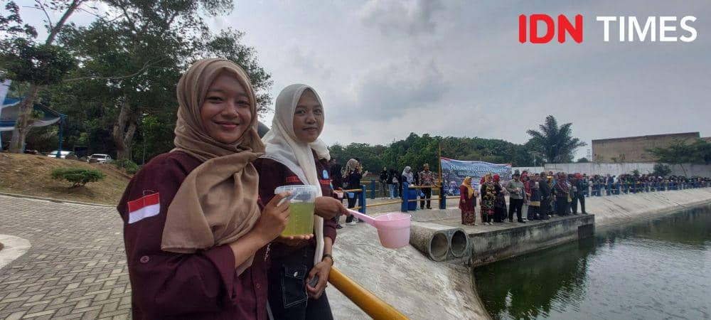 Rektor Unila Prof. Lusmeilia Afriyani bersama civitas akademika, himpunan mahasiswa Teknik serta Pertanian melakukan penuangan cairan Eco-Enzyme secara langsung di Embung Rusunawa Unila (IDN Times/Silviana)