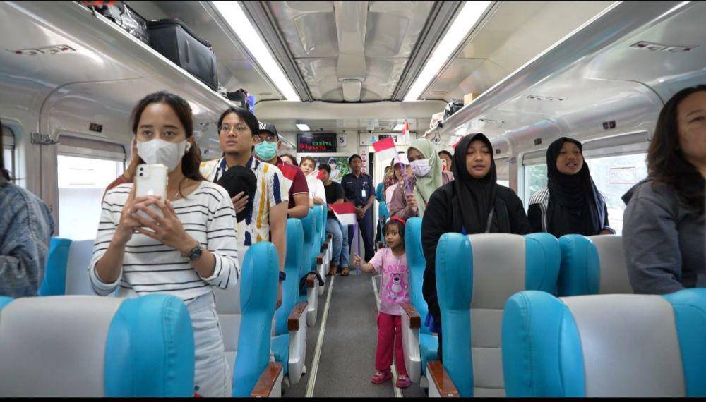 Penumpang KA Hentikan Aktivitas saat Detik-detik Proklamasi