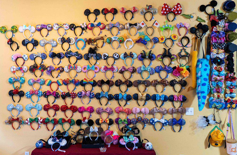 8 Koleksi Unik Disney, Ada Kolektor Bando Hingga Pin!