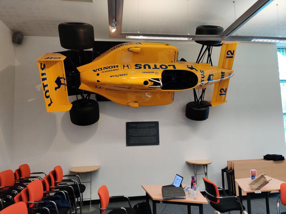 7 Benda Unik di Ruang Rapat, Ada Mobil F1 di Dinding?