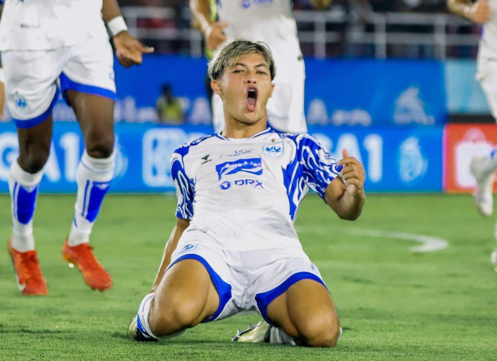 Alfeandra Dewangga mencetak gol untuk PSIS Semarang saat melawan Persis Solo di Stadion Manahan Solo, Sabtu (17/8/2024). (dok. PSIS)