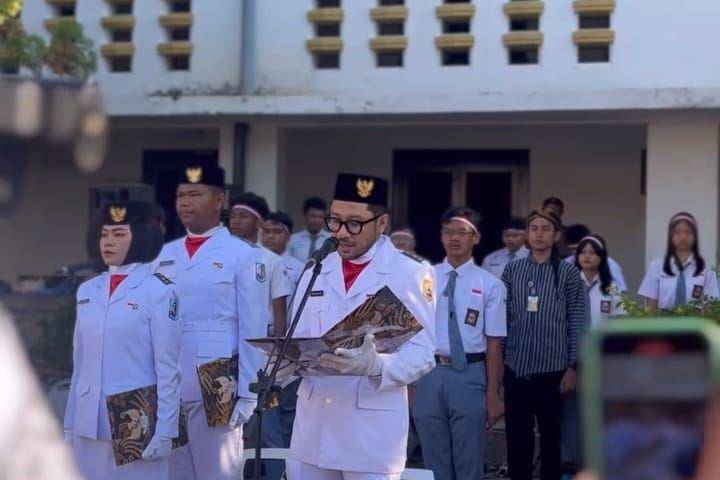 Kunto Aji membacakan teks UUD 1945 (instagram.com/kuntoajiw)