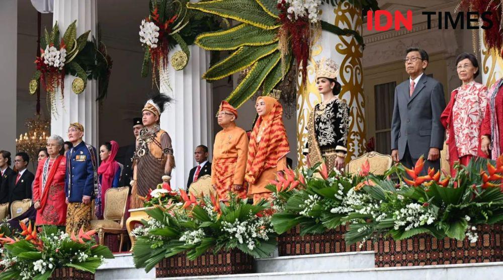 Ma’ruf Amin kenakan pakaian teluk belanga corak insang Pontianak. (IDN Times/wapres).