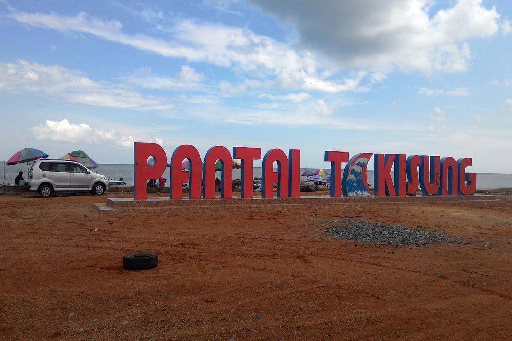 Pantai Takisung, Kabupaten Tanah Laut (dispar.tanahlautkab.go.id)