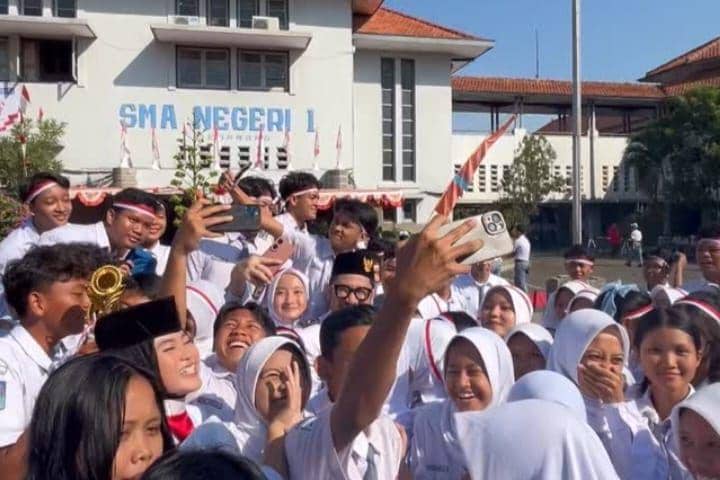 Murid-murid SMAN 1 Semarang antusias minta foto bersama Kunto Aji (instagram.com/kuntoajiw)