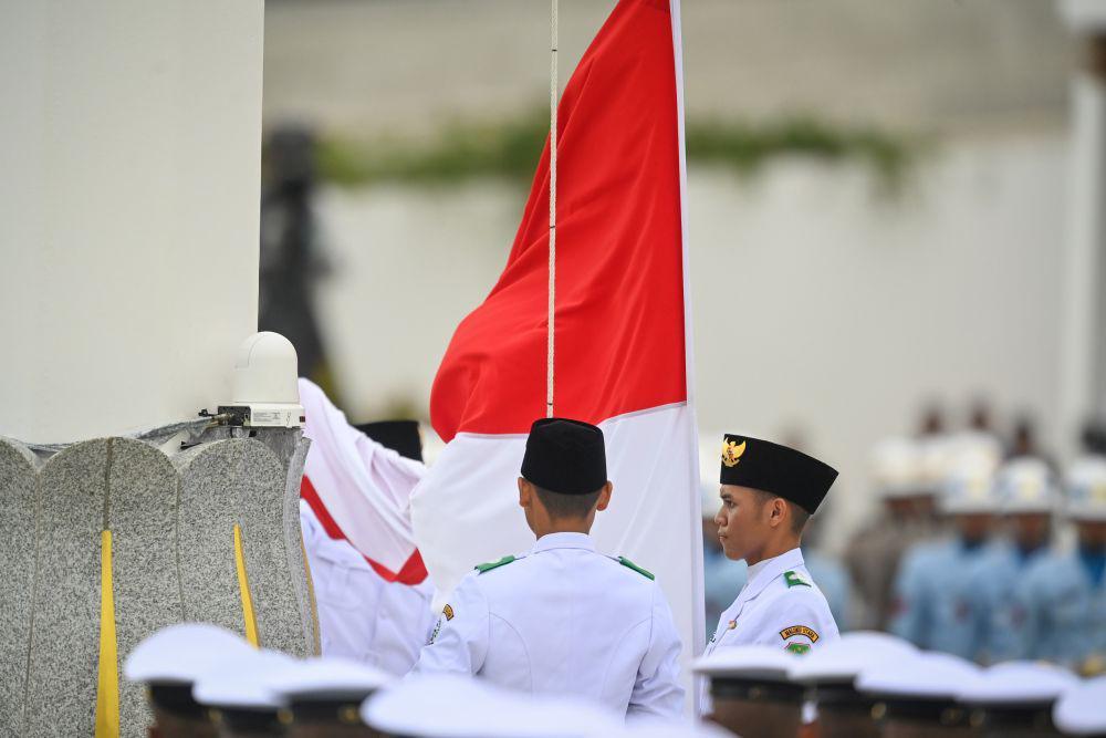 Sempat Hujan, Penurunan Bendera HUT ke-79 RI di IKN Sukses