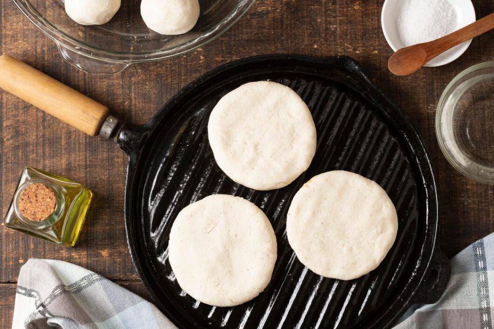 ilustrasi masak arepa, kue jagung khas Amerika Selatan (freepik.com/freepik)