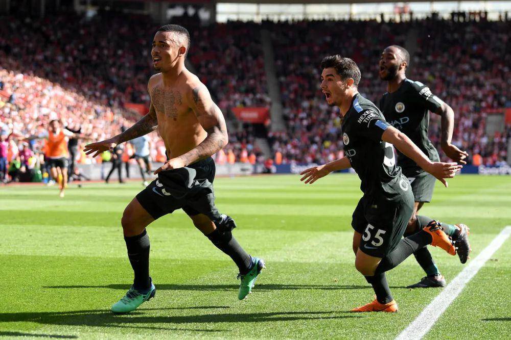 Gabriel Jesus mencetak gol yang memastikan Manchester City meraih seratus poin di EPL 2017/2018. (premierleague.com)