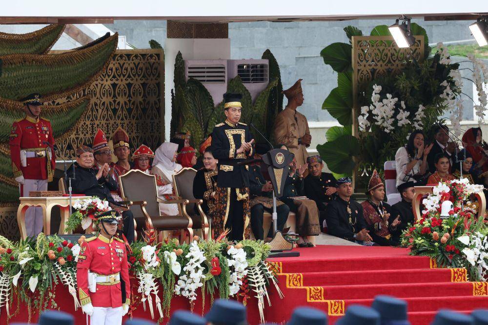 Momen keakraban Presiden RI Joko Widodo bersama dengan presiden terpilih 2024-2029 Prabowo Subianto terjadi di momen Upacara HUT ke-79 RI Perdana di Istana Negara, IKN, Penajam Paser Utara, Sabtu (17/8/2024). (Dok. Tim Komunikasi Prabowo)