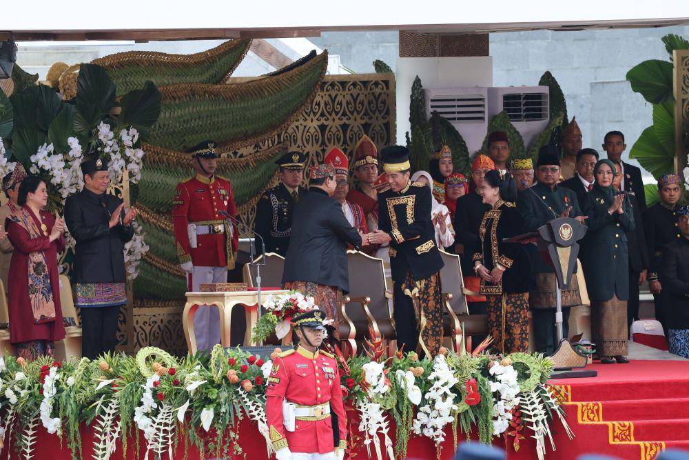 Momen keakraban Presiden RI Joko Widodo bersama dengan presiden terpilih 2024-2029 Prabowo Subianto terjadi di momen Upacara HUT ke-79 RI Perdana di Istana Negara, IKN, Penajam Paser Utara, Sabtu (17/8/2024). (Dok. Tim Komunikasi Prabowo)