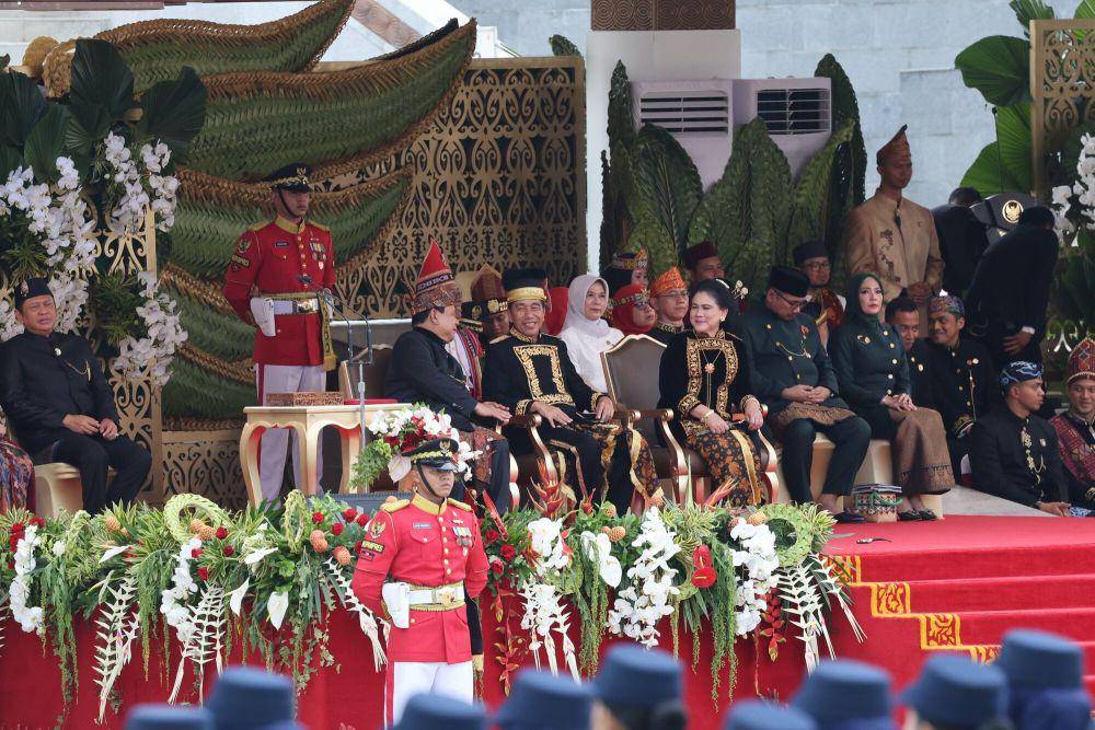 Momen keakraban Presiden RI Joko Widodo bersama dengan presiden terpilih 2024-2029 Prabowo Subianto terjadi di momen Upacara HUT ke-79 RI Perdana di Istana Negara, IKN, Penajam Paser Utara, Sabtu (17/8/2024). (Dok. Tim Komunikasi Prabowo)