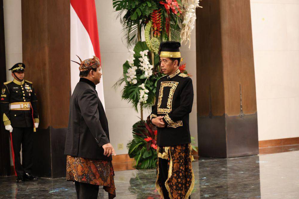 Momen keakraban Presiden RI Joko Widodo bersama dengan presiden terpilih 2024-2029 Prabowo Subianto terjadi di momen Upacara HUT ke-79 RI Perdana di Istana Negara, IKN, Penajam Paser Utara, Sabtu (17/8/2024). (Dok. Tim Komunikasi Prabowo)