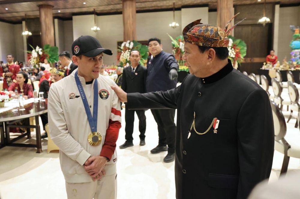 Menteri Pertahanan sekaligus presiden RI terpilih, Prabowo Subianto, bertemu dengan dua atlet Indonesia peraih medali emas Olimpiade Paris 2024 di sela-sela peringatan HUT ke-79 RI yang digelar Ibu Kota Nusantara (IKN), Kalimantan Timur, Sabtu (17/8/2024). (Dok. Tim Komunikasi Prabowo)