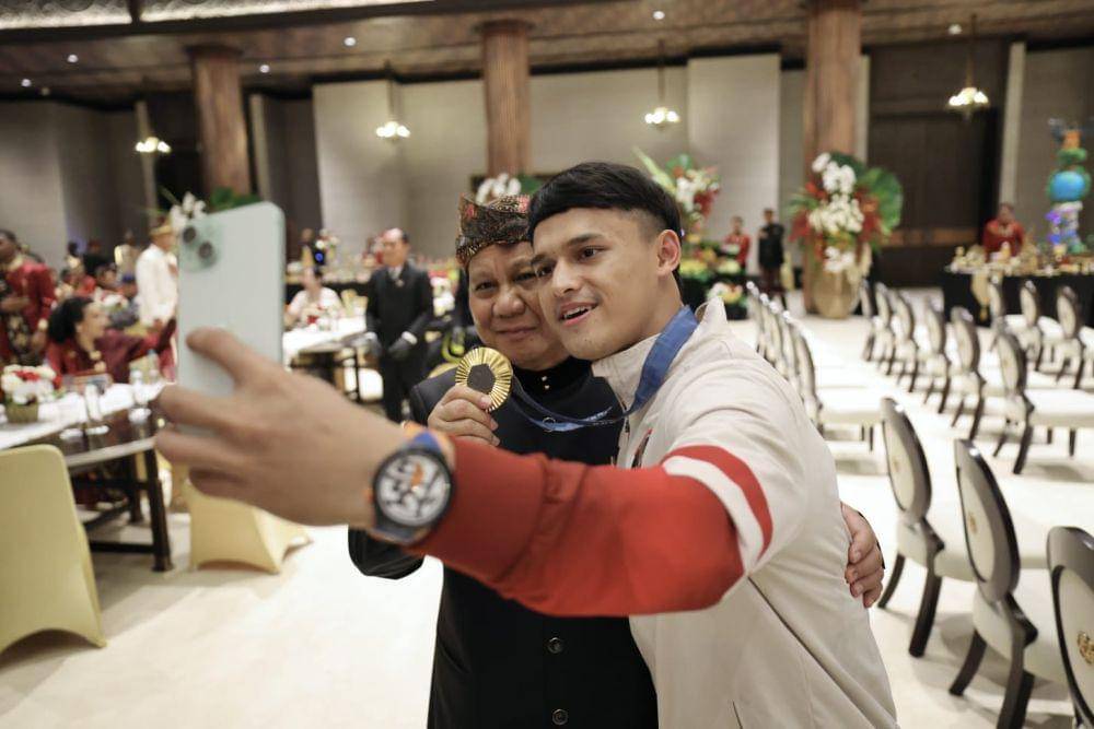 Menteri Pertahanan sekaligus presiden RI terpilih, Prabowo Subianto, bertemu dengan dua atlet Indonesia peraih medali emas Olimpiade Paris 2024 di sela-sela peringatan HUT ke-79 RI yang digelar Ibu Kota Nusantara (IKN), Kalimantan Timur, Sabtu (17/8/2024). (Dok. Tim Komunikasi Prabowo)
