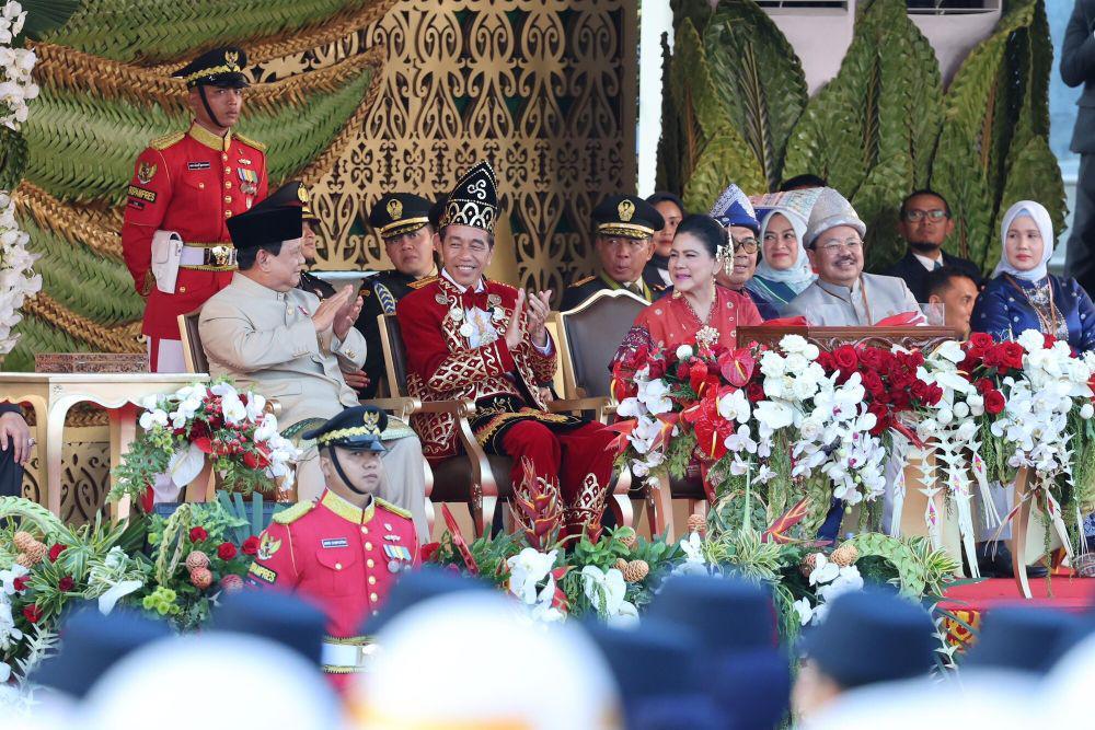 Hadiri Upacara Penurunan Bendera, Prabowo Kembali Dampingi Jokowi