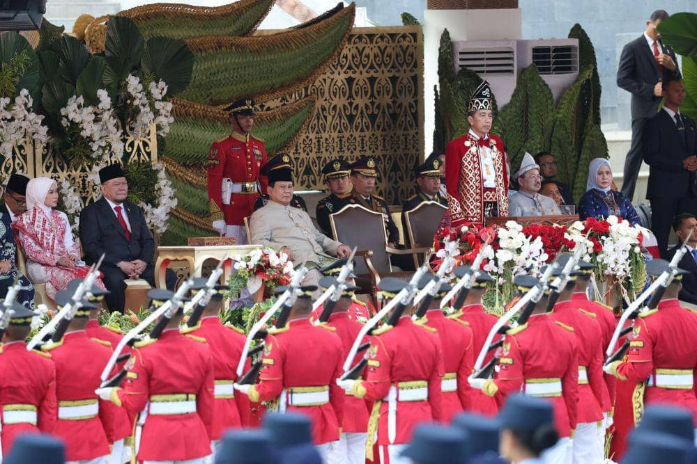 Menteri Pertahanan sekaligus presiden terpilih 2024-2029 Prabowo Subianto mendampingi Presiden RI Joko Widodo (Jokowi) dalam Upacara Penurunan Bendera Negara Sang Merah Putih pada Peringatan Hari Ulang Tahun (HUT) ke-79 RI di Istana Garuda Ibu Kota Nusantara (IKN) Penajam Paser Utara Kalimantan Timur, Sabtu (17/8/2024) sore waktu setempat. (Dok. Tim Komunikasi Prabowo)