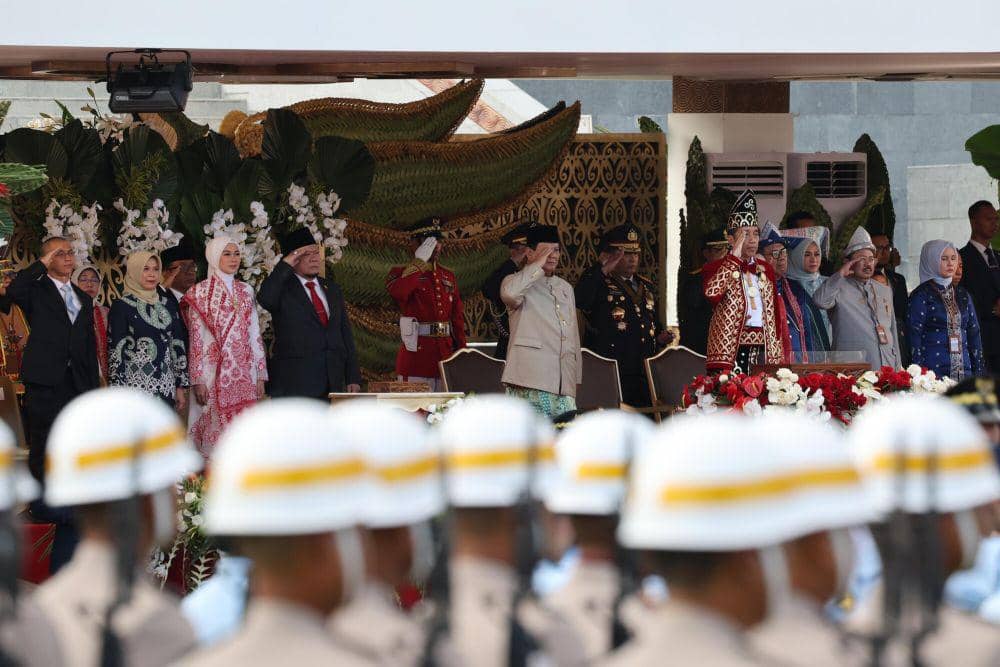 Menteri Pertahanan sekaligus presiden terpilih 2024-2029 Prabowo Subianto mendampingi Presiden RI Joko Widodo (Jokowi) dalam Upacara Penurunan Bendera Negara Sang Merah Putih pada Peringatan Hari Ulang Tahun (HUT) ke-79 RI di Istana Garuda Ibu Kota Nusantara (IKN) Penajam Paser Utara Kalimantan Timur, Sabtu (17/8/2024) sore waktu setempat. (Dok. Tim Komunikasi Prabowo)