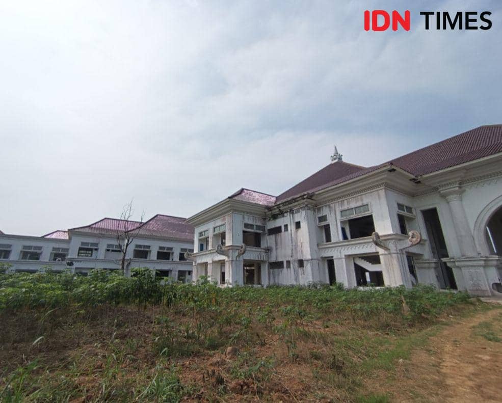 Penampakan kantor Gubernur Lampung di Kota Baru bertepatan HUT Kemerdekaan RI ke-79. (IDN Times/Tama Yudha Wiguna).