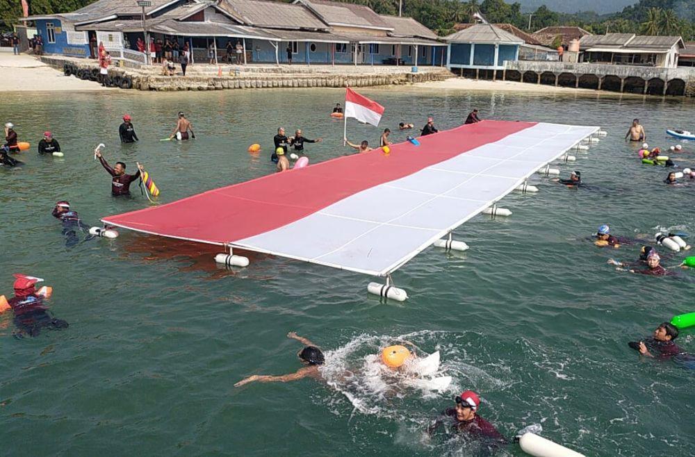 Rekor! Ratusan Perenang Bentangkan Merah Putih 8 Km di Tengah Laut