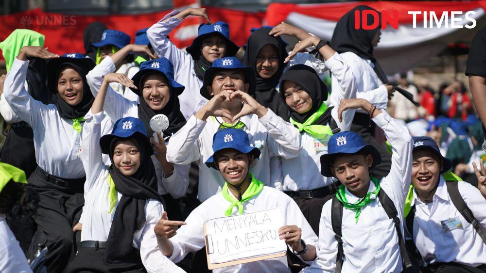 Para mahasiswa baru saat membentangkan tulisan Menyala Indonesiaku saat kegiatan Program Pengenalan Kehidupan Kampus Bagi Mahasiswa Baru (PKKMB) di kampus Universitas Negeri Semarang (Unnes) kawasan Kelurahan Sekaran, Kecamatan Gunungpati, Kota Semarang. (IDN Times/Dok Humas Unnes)