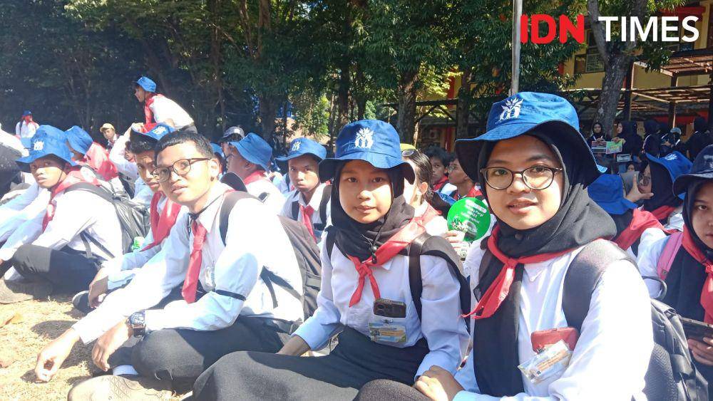 Sejumlah mahasiswa baru dengan muka berbinar saat mengikuti kegiatan program pengenalan kehidupan kampus bagi mahasiswa baru (PKKMB) di lapangan fakultas. (IDN Times/Fariz Fardianto)