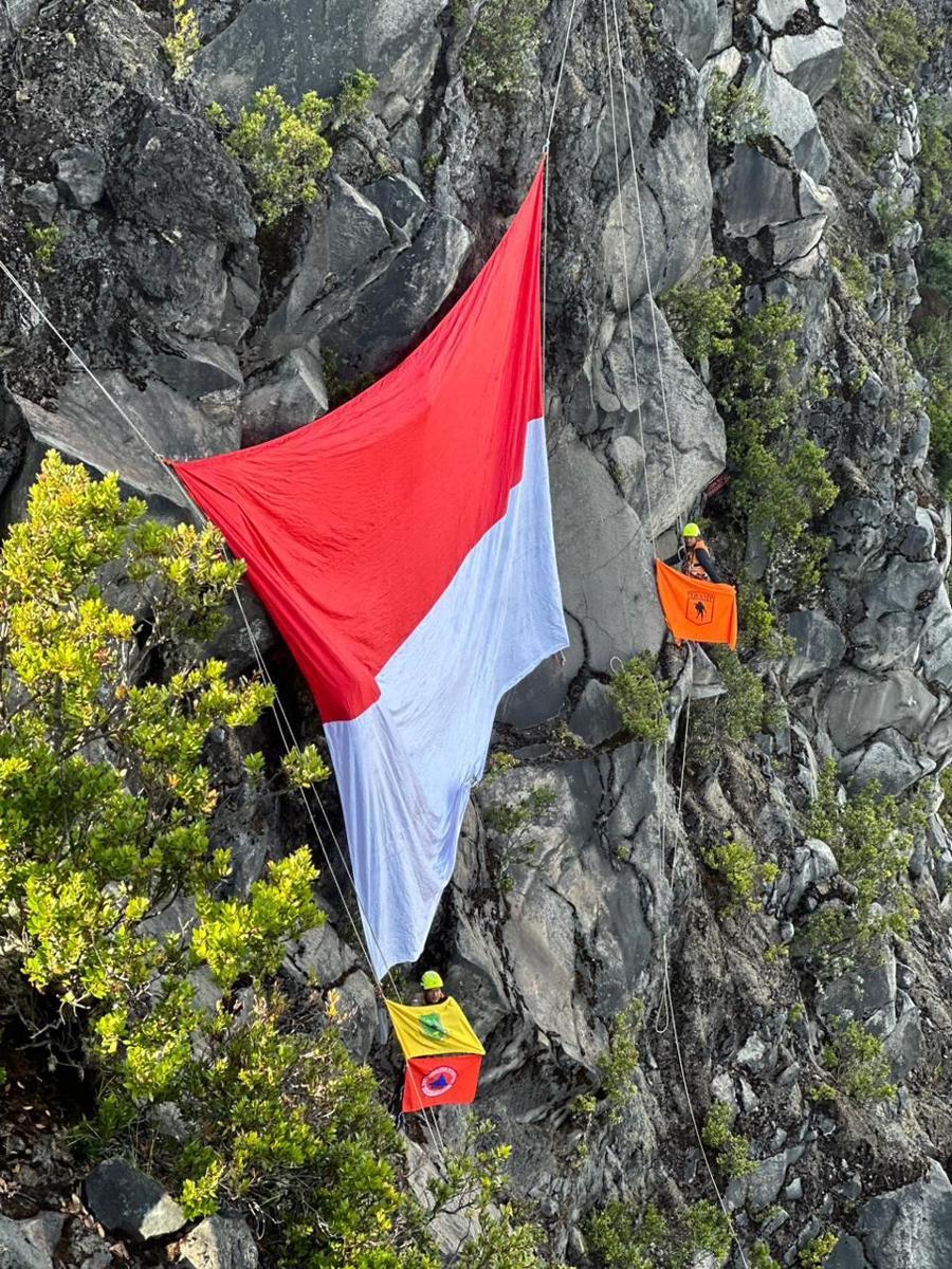 TRAMP Kibarkan Bendera Merah Putih Raksasa di Kawah Gunung Ciremai